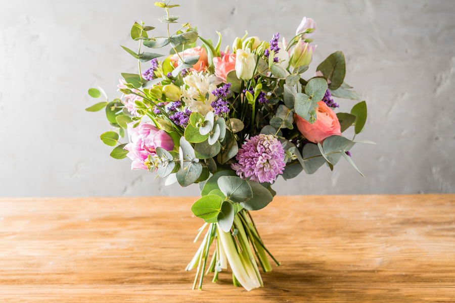 Blumenarrangement Café Blume Burgwedel (KI-generiertes Bild)